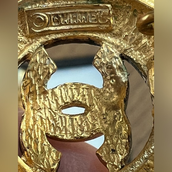 CHANEL Vintage Gold Earrings - Picture 6 of 8